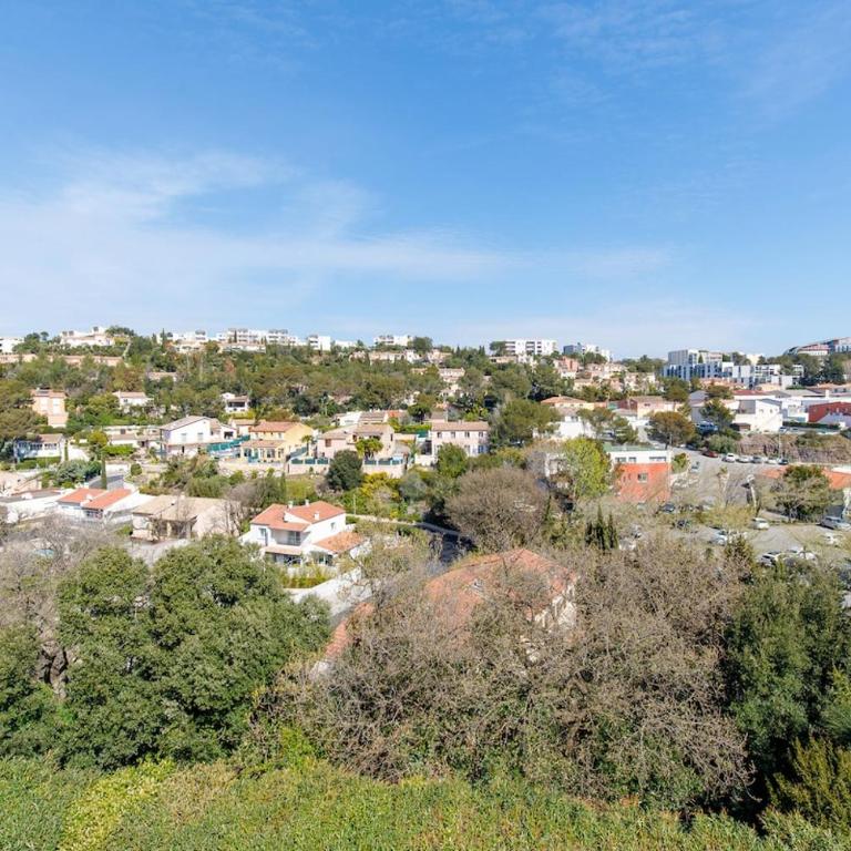 Saint Charles YourHostHelper - Two-Bedroom Apartment with Balcony - 15
