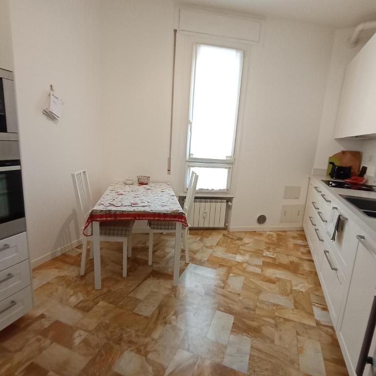 Family Haven a roomy and cosy suite just 200 mt from Lake Como with free parking garage! - Appartamento con 2 Camere da Letto - 5