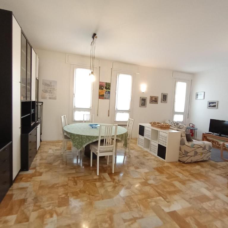 Family Haven a roomy and cosy suite just 200 mt from Lake Como with free parking garage! - Appartamento con 2 Camere da Letto - 11