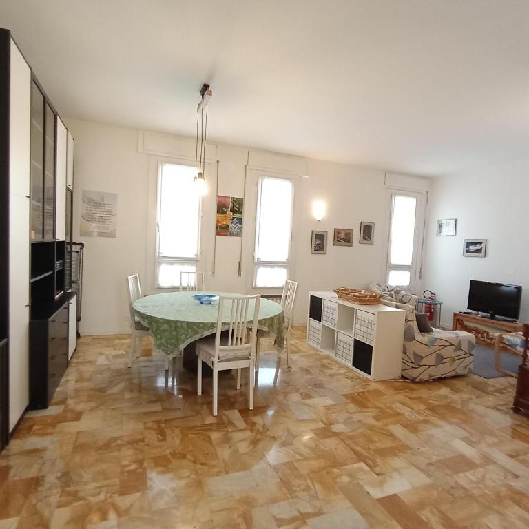 Family Haven a roomy and cosy suite just 200 mt from Lake Como with free parking garage! - Appartamento con 2 Camere da Letto - 1
