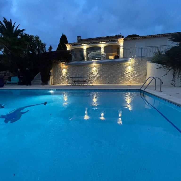 Luxe et calme avec vue mer panoramique à Antibes - Villa avec Piscine Privée - 50