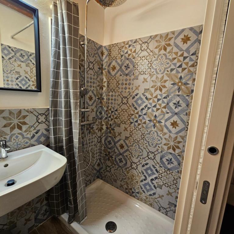 Pan - Double Room with Private Bathroom - 2