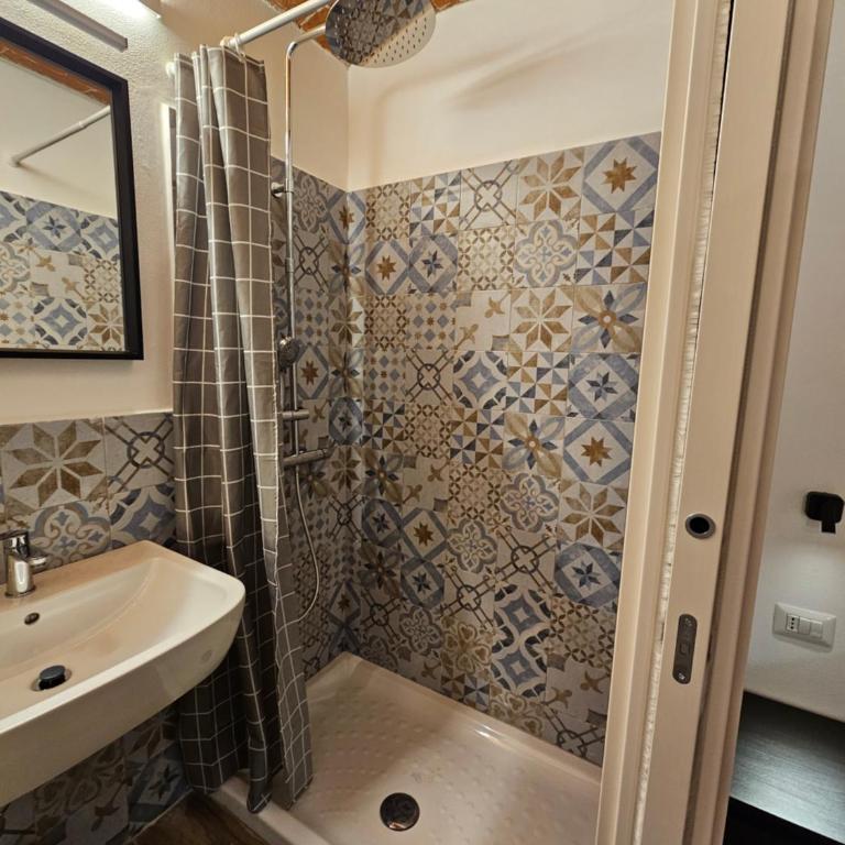 Pan - Double Room with Private Bathroom - 1