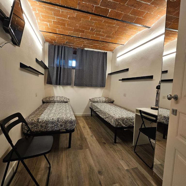 Pan - Twin Room with Private External Bathroom - 7
