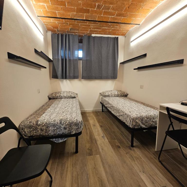 Pan - Twin Room with Private External Bathroom - 9