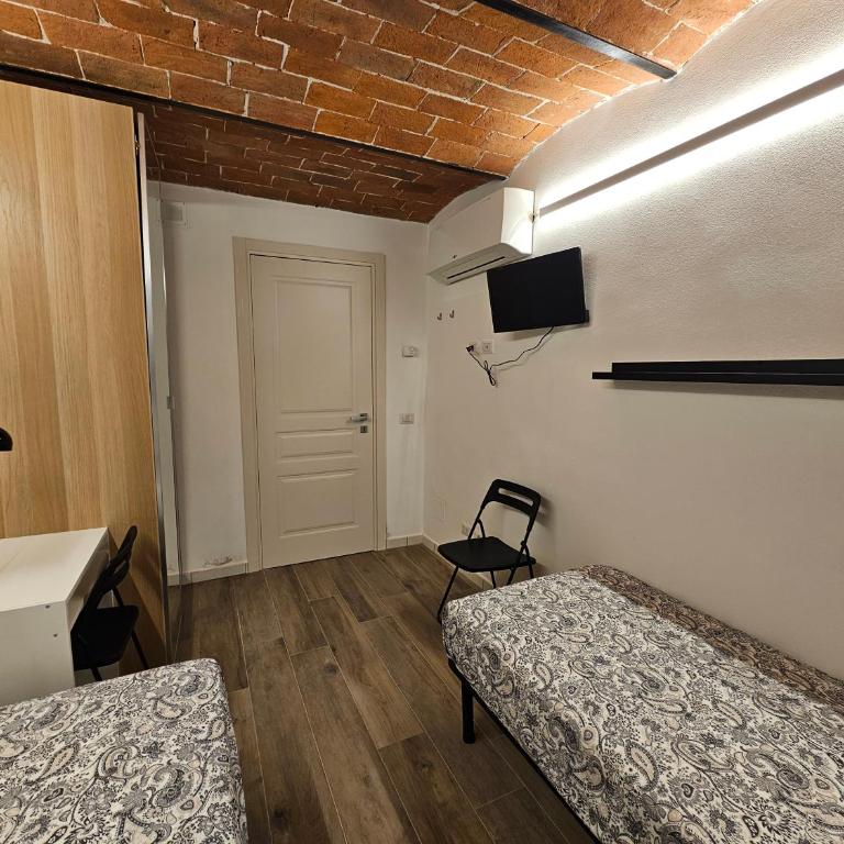 Pan - Twin Room with Private External Bathroom - 13