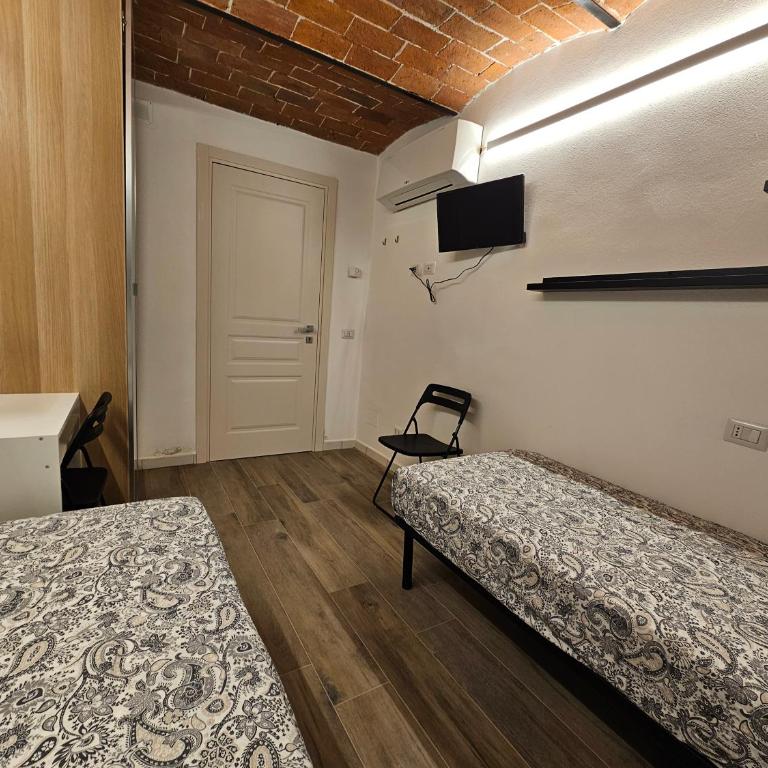 Pan - Twin Room with Private External Bathroom - 12
