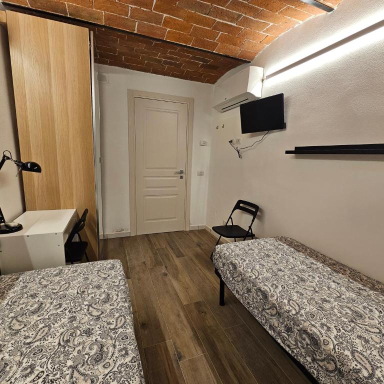 Pan - Twin Room with Private External Bathroom - 11