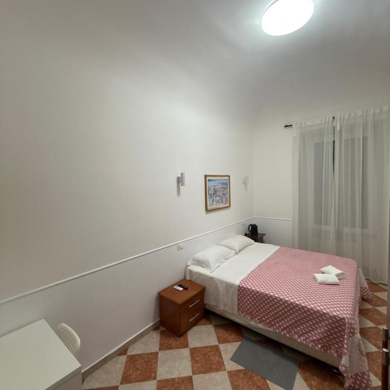 ROMA Classica - Camera Matrimoniale con Bagno Privato Esterno - 7