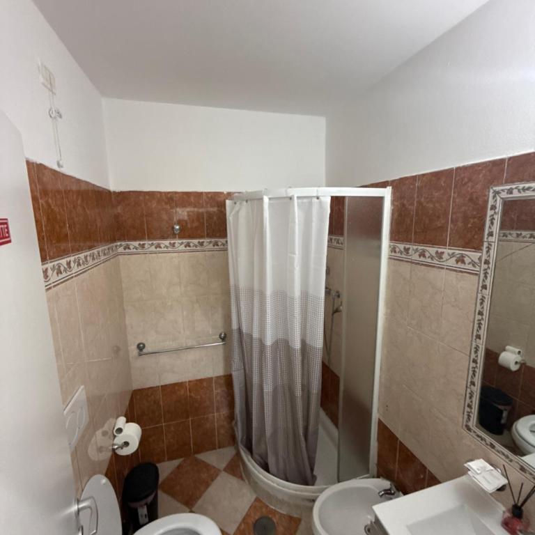 ROMA Classica - Camera Matrimoniale con Bagno Privato Esterno - 5
