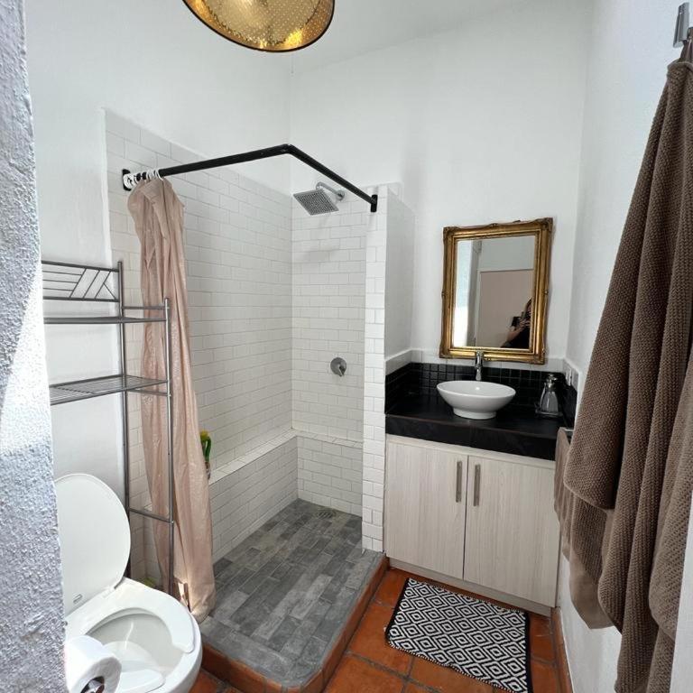 Chic 1 Bedroom Casita with Secret Garden - One-Bedroom Apartment - 4