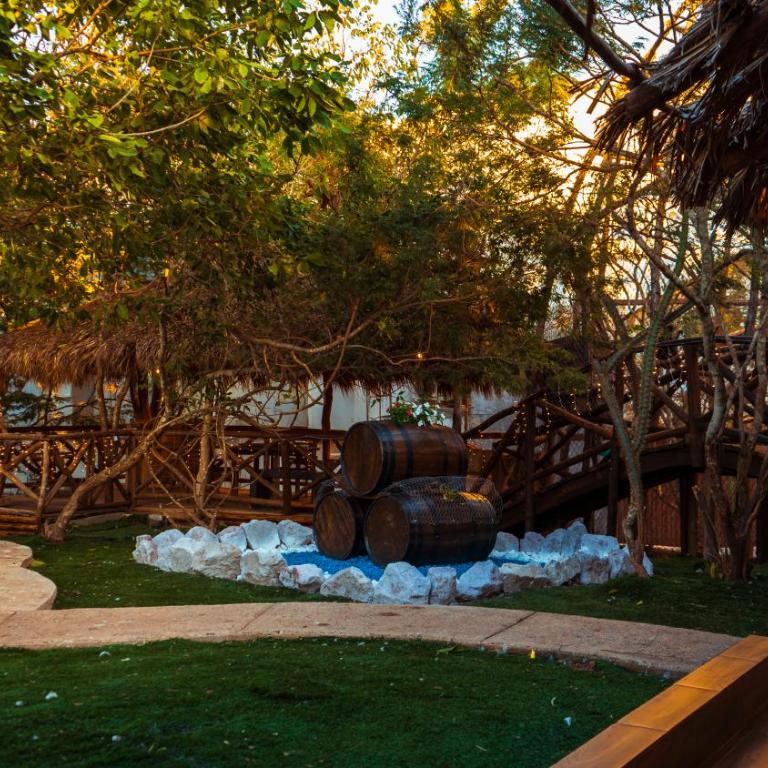 Palm Valley Cabins - Family Room with Garden View - 7