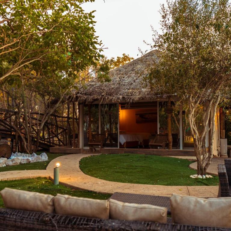 Palm Valley Cabins - Family Room with Garden View - 9