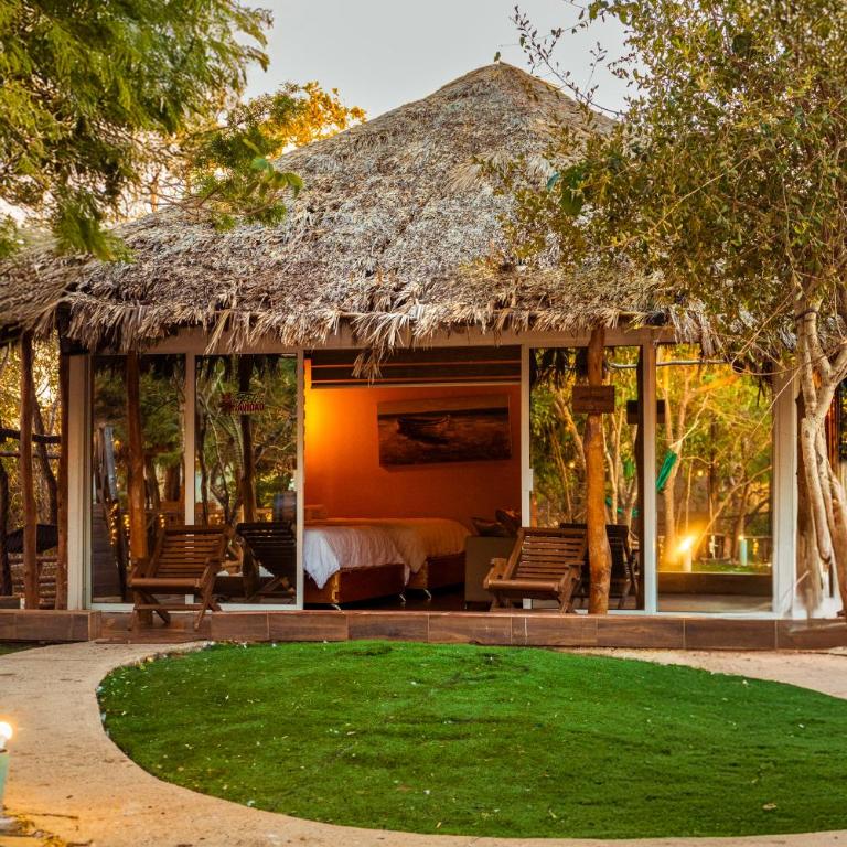 Palm Valley Cabins - Family Room with Garden View - 8