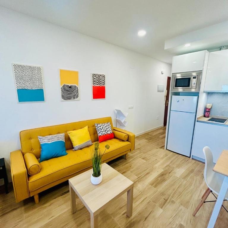 Chic central studio premiere - Studio Apartment with Balcony - 1
