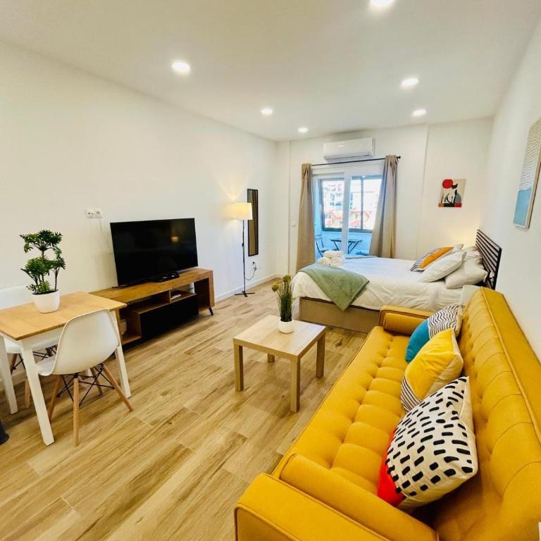 Chic central studio premiere - Studio Apartment with Balcony - 4