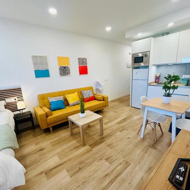 Chic central studio premiere - Studio Apartment with Balcony - 35