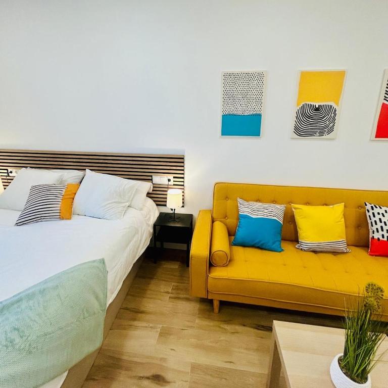 Chic central studio premiere - Studio Apartment with Balcony - 45