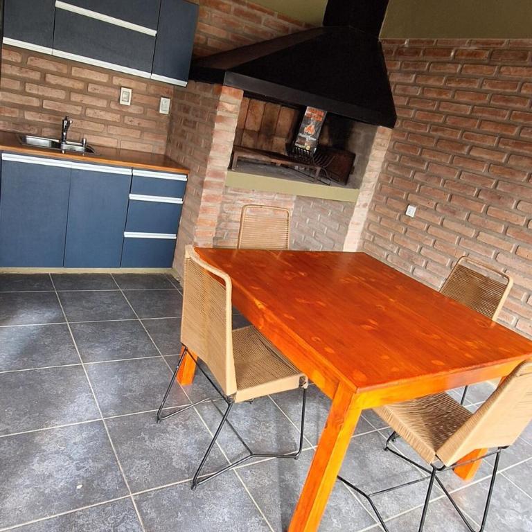 Hermosa Casa Con pileta y quincho - Two-Bedroom House - 11