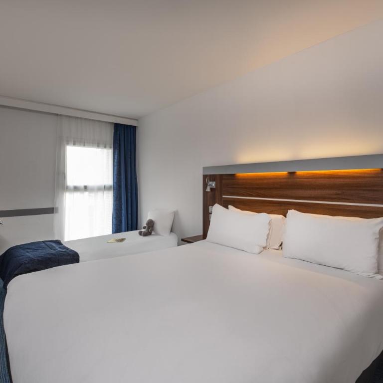 Novotel Marseille Centre Gare - Chambre Triple avec 1 Lit Double et 1 Lit Simple - 6