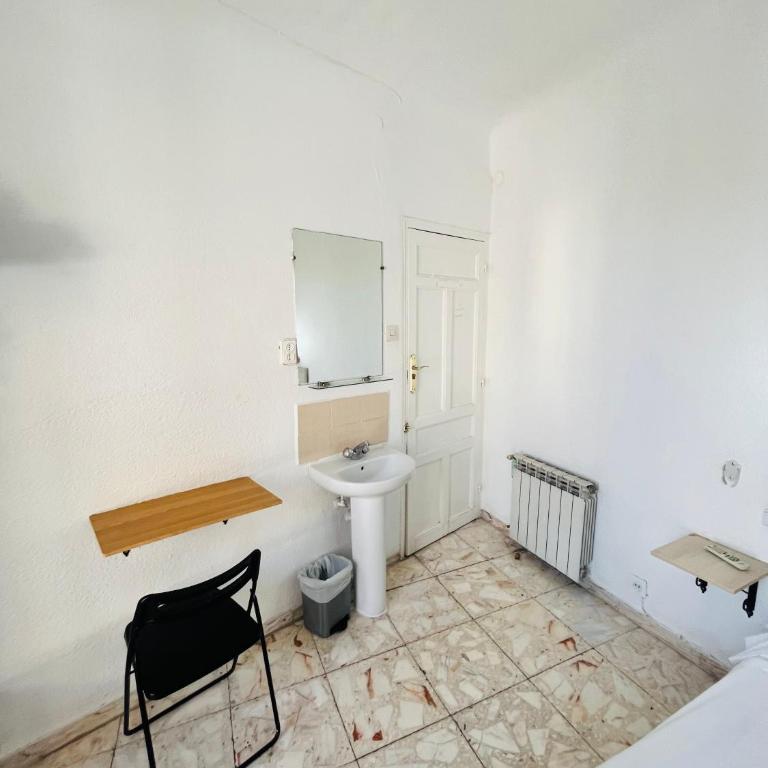 Pensión Rivera - Chambre Double ou Lits Jumeaux avec Salle de Bains Commune et Balcon - 17