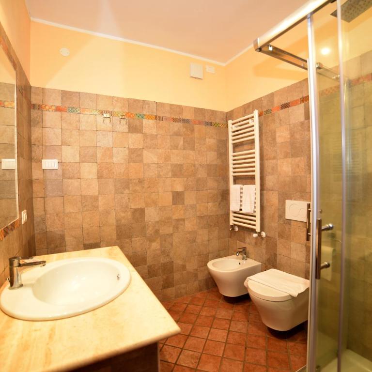 AIR B&B PLEASANT MOMENTS - Camera Tripla con Bagno Privato - 9