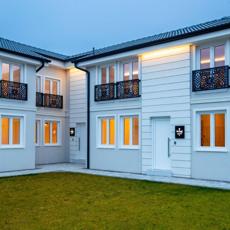 Royal Crown Apartments - Apartment - 34