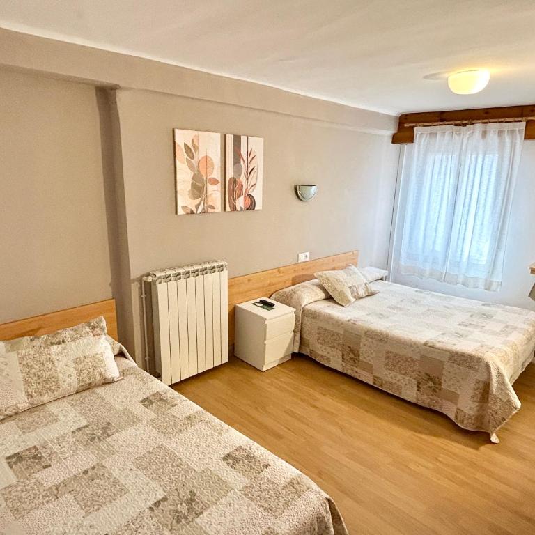 Hostal Estació - Habitación Triple Clásica - 2