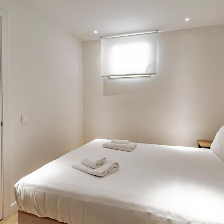 CB10 - Stylish Modern Apartment- 5-minute walk to Gran Vía - Two-Bedroom Apartment - 4