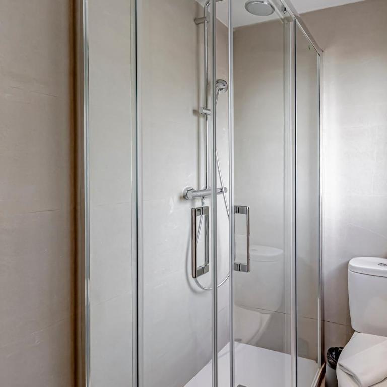 CB10 - Stylish Modern Apartment- 5-minute walk to Gran Vía - Two-Bedroom Apartment - 21