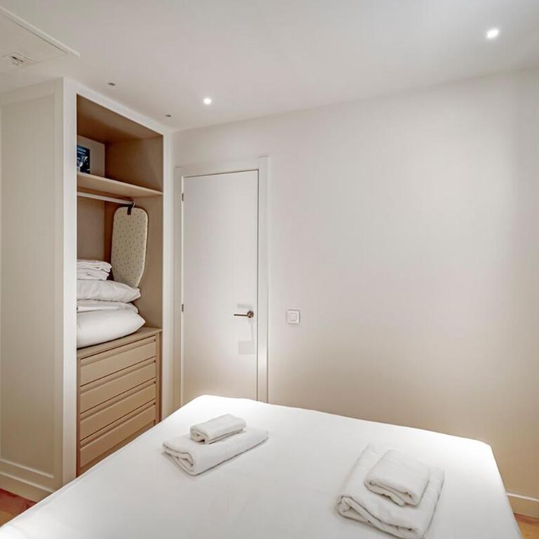 CB10 - Stylish Modern Apartment- 5-minute walk to Gran Vía - Two-Bedroom Apartment - 25