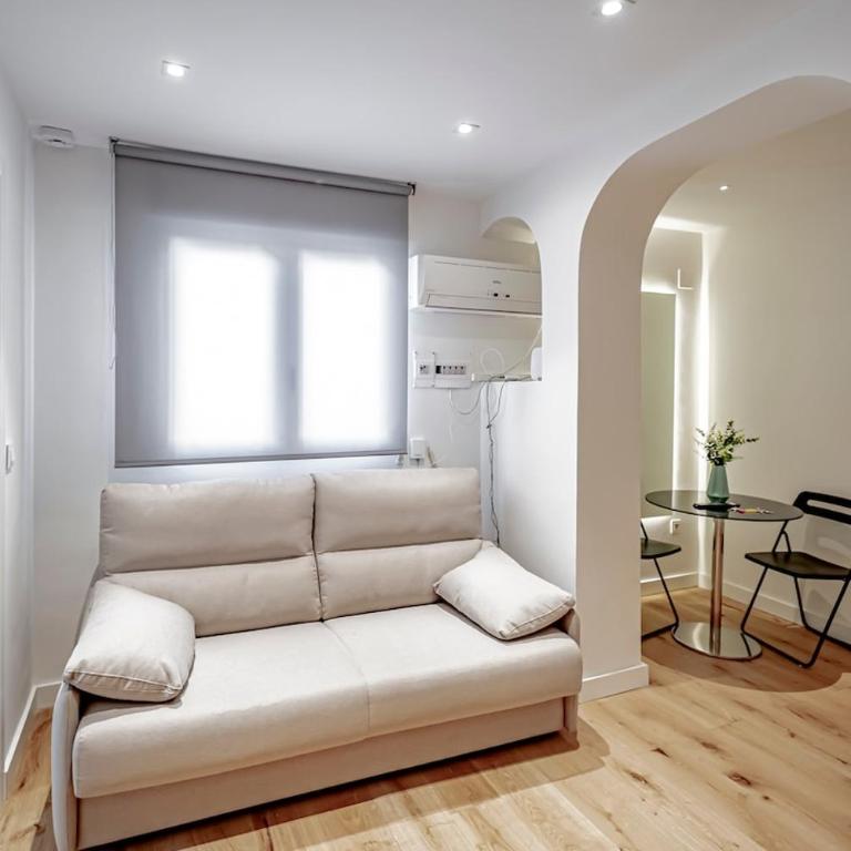 CB10 - Stylish Modern Apartment- 5-minute walk to Gran Vía - Two-Bedroom Apartment - 35