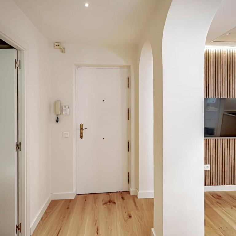 CB10 - Stylish Modern Apartment- 5-minute walk to Gran Vía - Two-Bedroom Apartment - 42