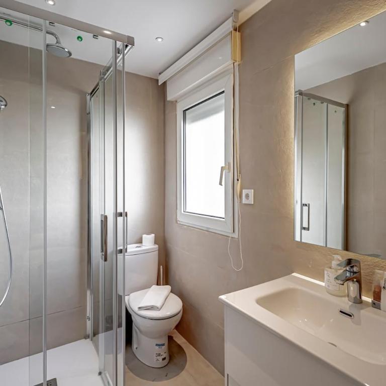 CB10 - Stylish Modern Apartment- 5-minute walk to Gran Vía - Two-Bedroom Apartment - 43