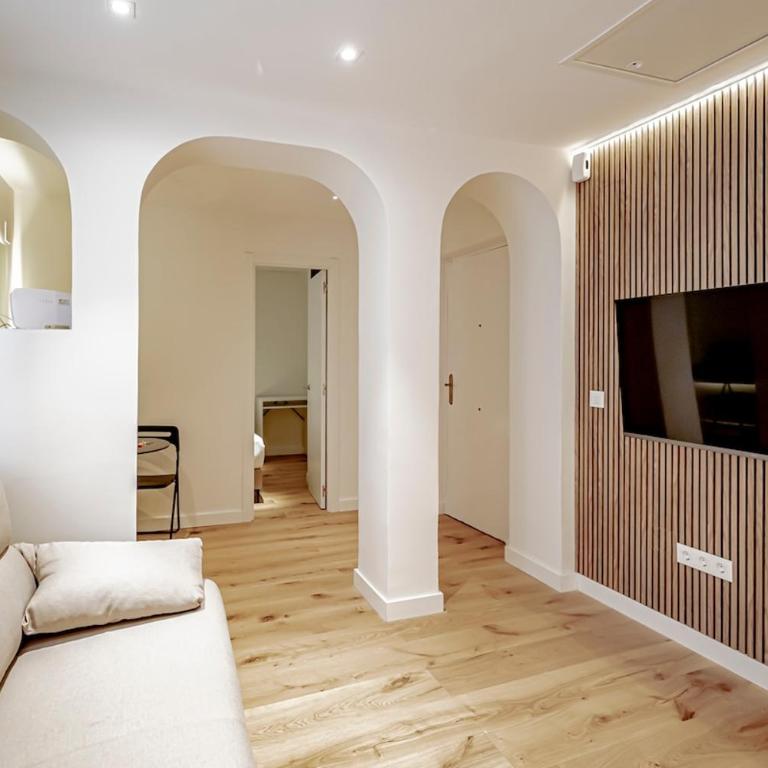 CB10 - Stylish Modern Apartment- 5-minute walk to Gran Vía - Two-Bedroom Apartment - 53
