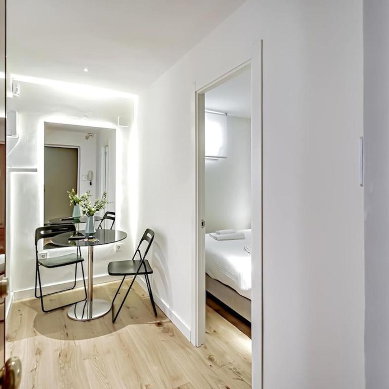 CB10 - Stylish Modern Apartment- 5-minute walk to Gran Vía - Two-Bedroom Apartment - 61