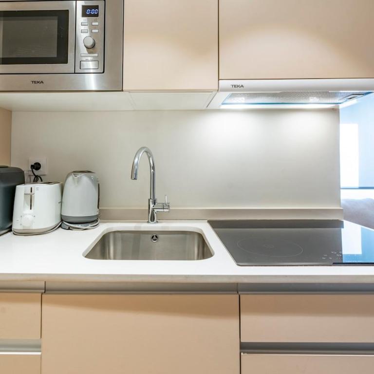 CB10 - Stylish Modern Apartment- 5-minute walk to Gran Vía - Two-Bedroom Apartment - 72