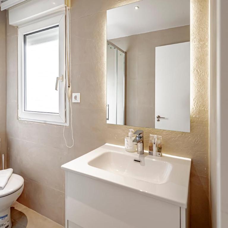 CB10 - Stylish Modern Apartment- 5-minute walk to Gran Vía - Two-Bedroom Apartment - 73
