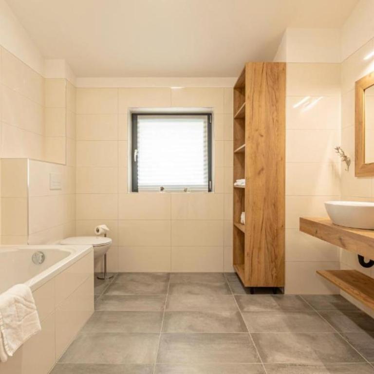Luxalps- Chalets Inzell- Sauna- Skifahren- Wandern- Natur- Chiemgau Card - Chalet No 8 & 16 mit Hot Pot - Chalet mit 3 Schlafzimmern - 11