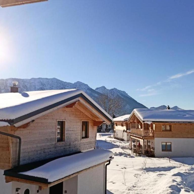 Luxalps- Chalets Inzell- Sauna- Skifahren- Wandern- Natur- Chiemgau Card - Chalet No 8 & 16 mit Hot Pot - Chalet mit 3 Schlafzimmern - 25