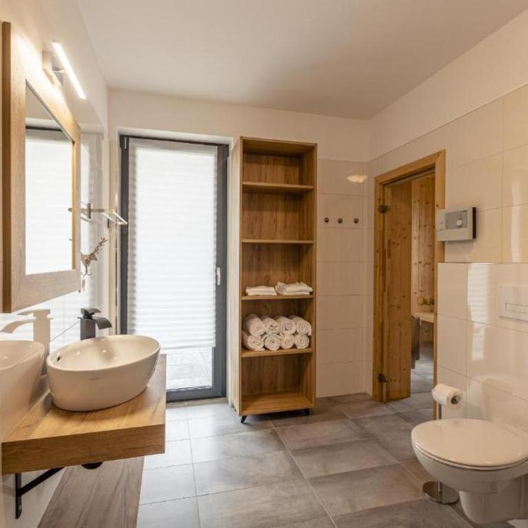Luxalps- Chalets Inzell- Sauna- Skifahren- Wandern- Natur- Chiemgau Card - Chalet No 8 & 16 mit Hot Pot - Chalet mit 3 Schlafzimmern - 16