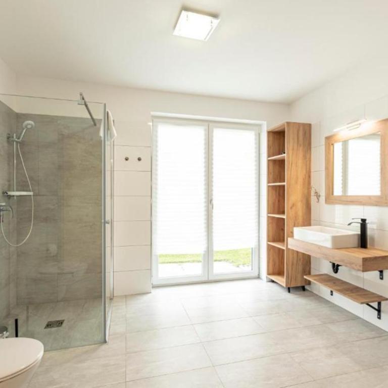 Luxalps- Chalets Inzell- Sauna- Skifahren- Wandern- Natur- Chiemgau Card - Chalet No 8 & 16 mit Hot Pot - Chalet mit 3 Schlafzimmern - 3