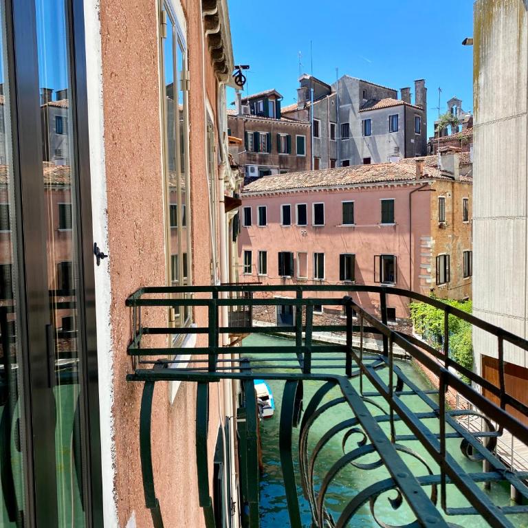 Corte Formenta Apartment - Canal view 5 minutes from Biennale - Three-Bedroom Apartment - 6