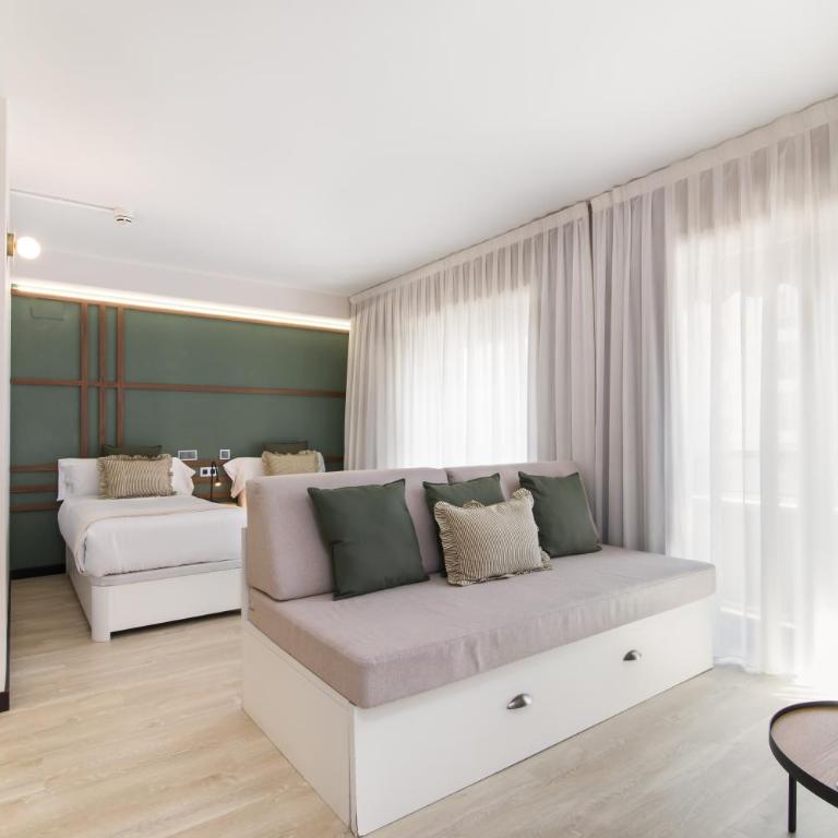 Roisa Hostal Boutique - Junior Suite with Balcony - 14