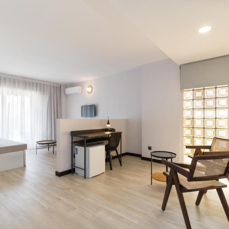 Roisa Hostal Boutique - Junior Suite with Balcony - 9