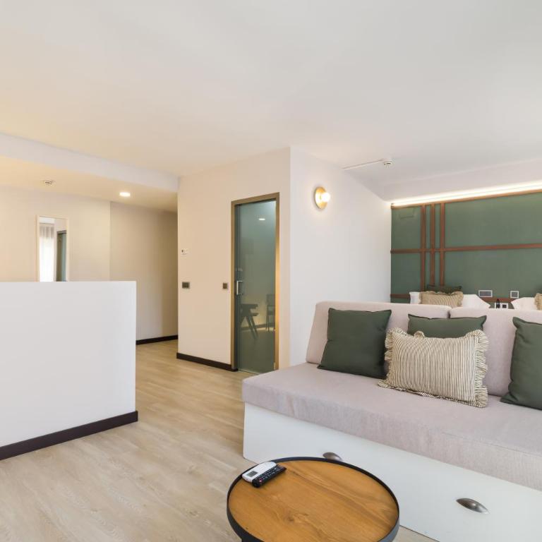Roisa Hostal Boutique - Junior Suite with Balcony - 11