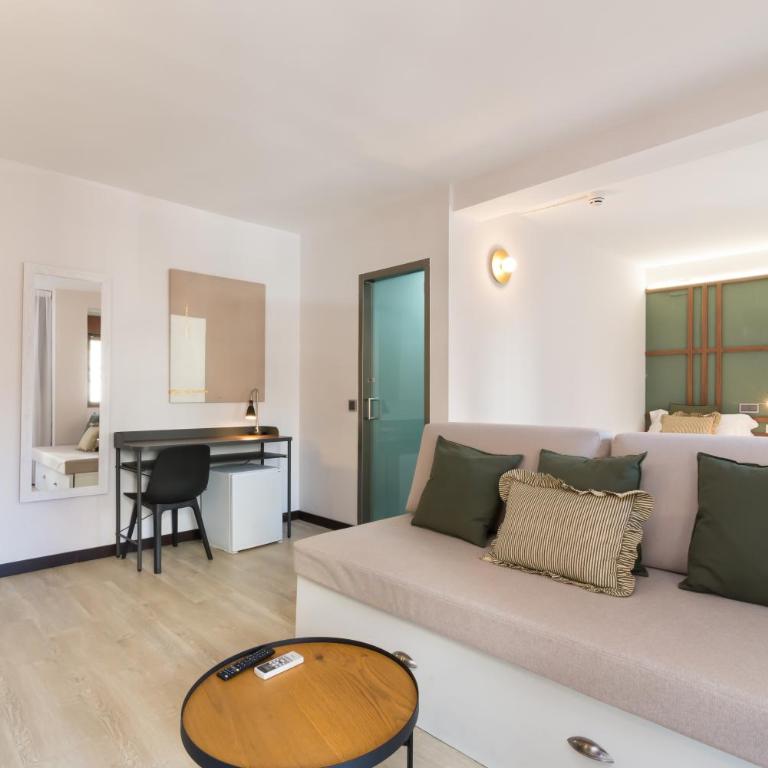 Roisa Hostal Boutique - Junior Suite with Balcony - 8
