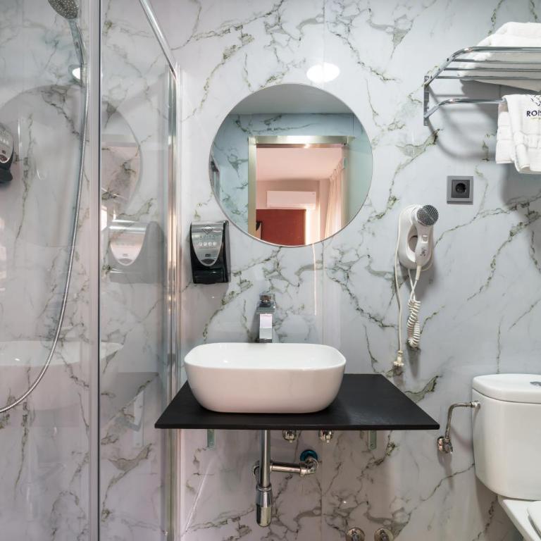Roisa Hostal Boutique - Single Room with Balcony - 6