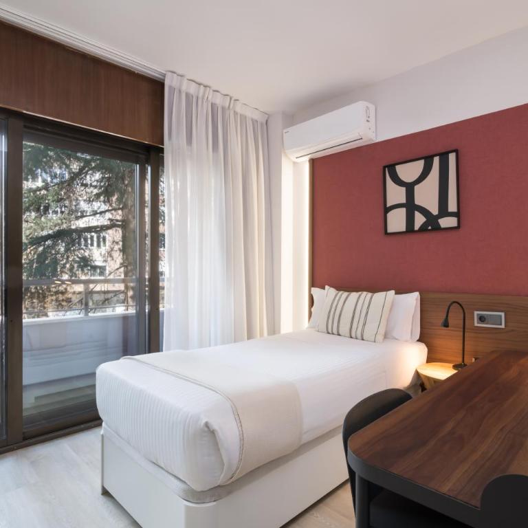 Roisa Hostal Boutique - Single Room with Balcony - 3
