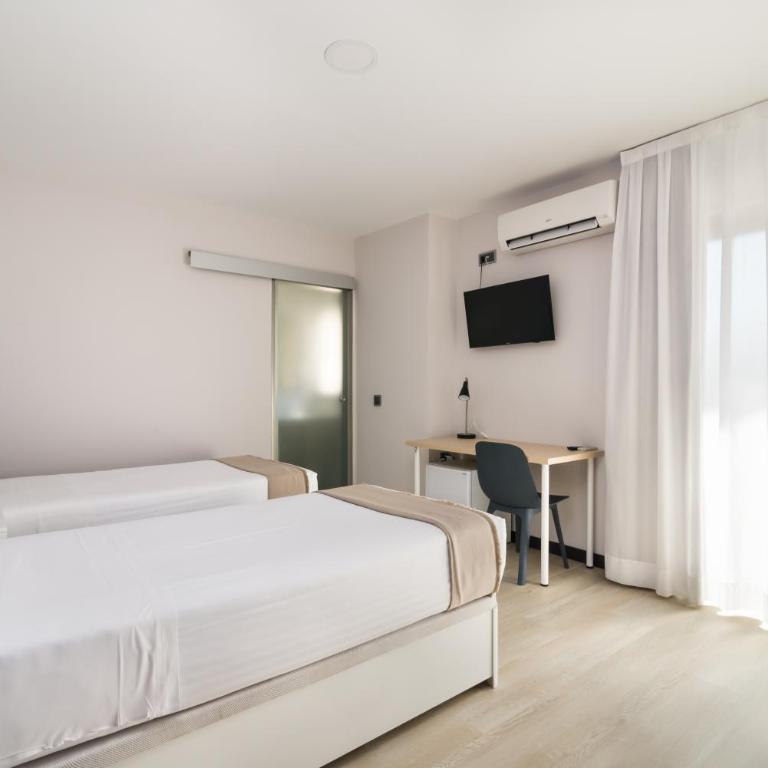 Roisa Hostal Boutique - Deluxe Double or Twin Room with Balcony - 16